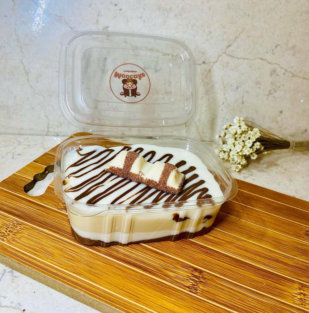 Copo com morango e brownie